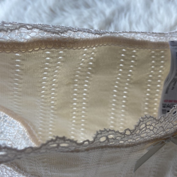 Forever 21 lace trim cheeky panty cream color seamless eyelet material vanilla M - Picture 9 of 11